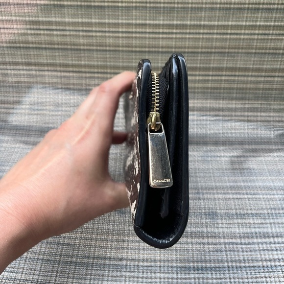 Coach Black & White Leather Wallet​​ - Picture 4 of 11